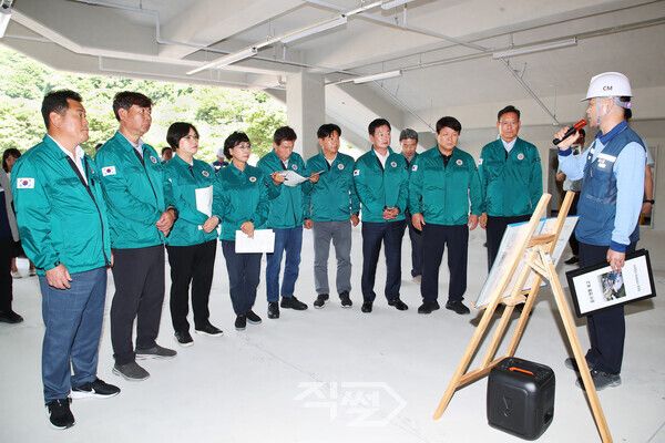 얼음골 신비 테마관 현장에서 사업 추진 현황을 청취하고 있다. [밀양시]