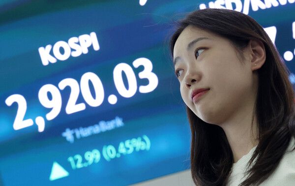 12일 서울 중구 하나은행 딜링룸 모습. [연합뉴스]