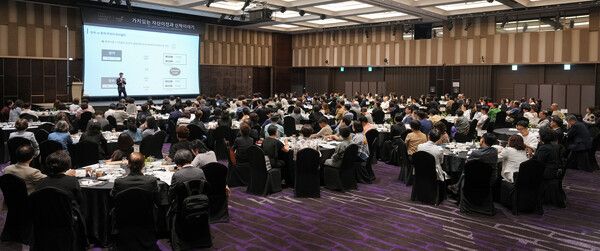 지난 11일 서울 광진구 그랜드 워커힐 서울에서 열린 ‘2025 교보 패밀리 앤 트러스트 세미나’에서 양민수 교보생명 세무사가 현명한 자산 이전 방안에 대해 강연하고 있다. [교보생명]