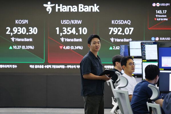 13일 서울 중구 하나은행 딜링룸 모습. [연합뉴스]