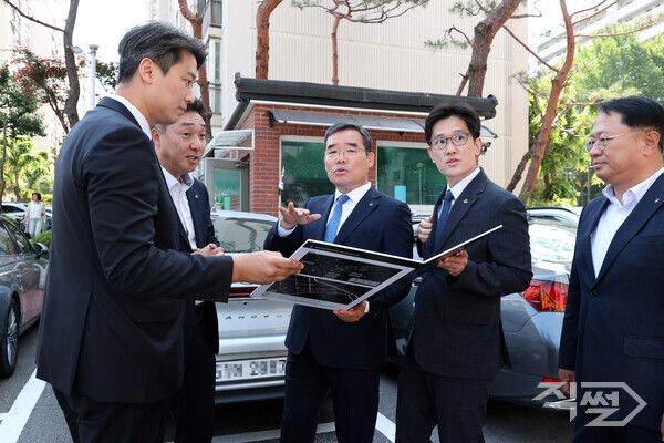 김보현 대우건설 사장(왼쪽에서&nbsp;3번째)이 12일 개포우성7차 단지를 방문해 현장을 둘러보고 있다. [대우건설]