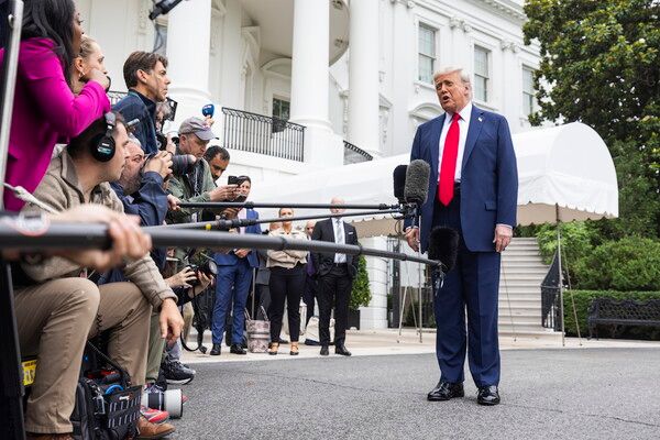 취재진과 문답하는 트럼프. [EPA 연합뉴스]