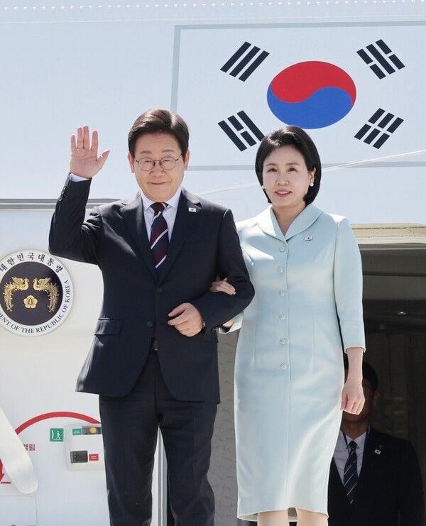 51차 주요 7개국(G7) 정상회의에 참석하는 이재명 대통령이 16일(현지시간) 캐나다 앨버타주 캘거리국제공항에 도착해 김혜경 여사와 공군 1호기에서 내리며 인사하고 있다. [연합뉴스]