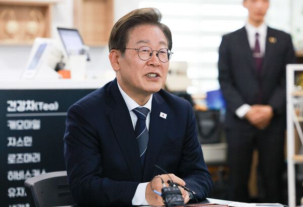 이재명 대통령이 13일 경기도 파주시 장단면 행정복지센터에서 접경지 주민 간담회를 하고 있다. [연합뉴스]