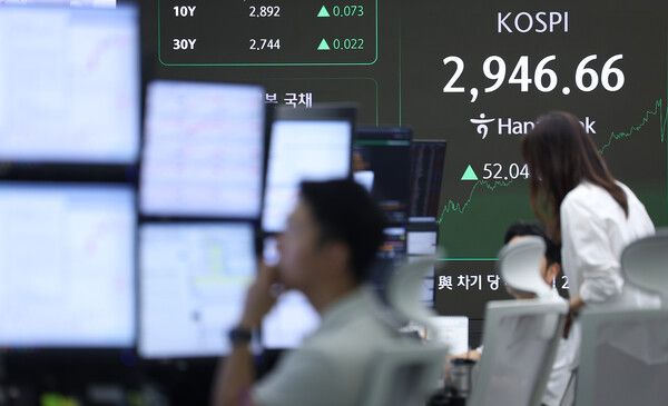 16일 서울 중구 하나은행 딜링룸 모습. [연합뉴스]