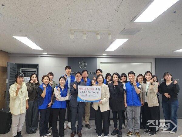 금융투자협회는 16일 이화여대 종합사회복지관을 방문하여 임직원이 마련한 ‘사랑의 도시락’ 후원금 전달행사를 진행했다. [금융투자협회]