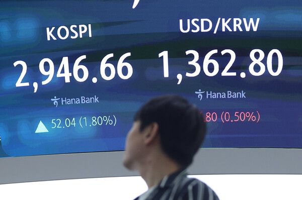 16일 서울 중구 하나은행 딜링룸 모습. [연합뉴스]