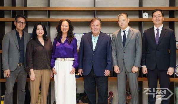 리처드 케슬러 케슬러 컬렉션 회장(오른쪽에서 세번째),&nbsp;한정호 SK증권 글로벌사업부 대표(오른쪽에서 두번째)이 기념사진을 촬영하고 있다. [SK증권]