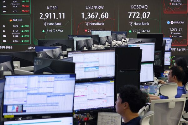 16일 서울 중구 하나은행 딜링룸 모습. [연합뉴스]