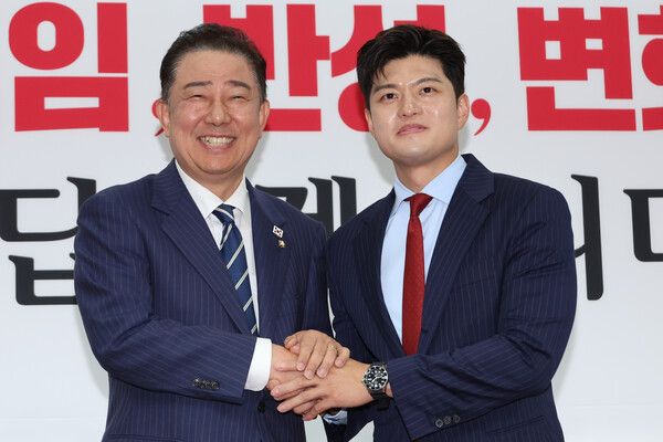 국민의힘 김용태 비상대책위원장이 17일 서울 여의도 국회 비대위원장실을 예방한 더불어민주당 김병기 당대표 직무대행 겸 원내대표와 면담에 앞서 악수하고 있다. [이하 연합뉴스]