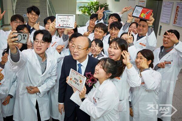 한화토탈에너지스 방문해 직원들과 기념촬영 하는 김승연 회장.&nbsp;