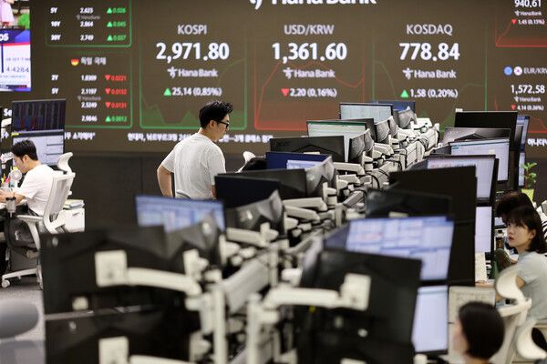 17일 서울 중구 하나은행 딜링룸 모습. [연합뉴스]