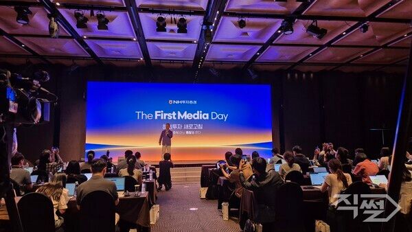 윤병운 NH투자증권 사장이 17일 서울 중구 더플라자호텔에서 ‘더 퍼스트 미디어 데이(The First Media Day): 해외투자 새로고침’에서&nbsp;해외주식 전략에 대해 설명하고 있다. [최소라 기자]