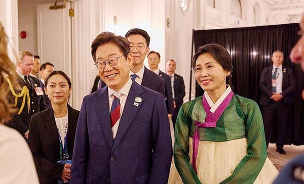 이재명 대통령과 김혜경 여사가 16일(현지시간) 캐나다 캘커리 한 호텔에서 열린 캐나다 총독 내외 주최 주요 7개국(G7) 정상회의 초청국 리셉션에 참석하고 있다. [대통령실]