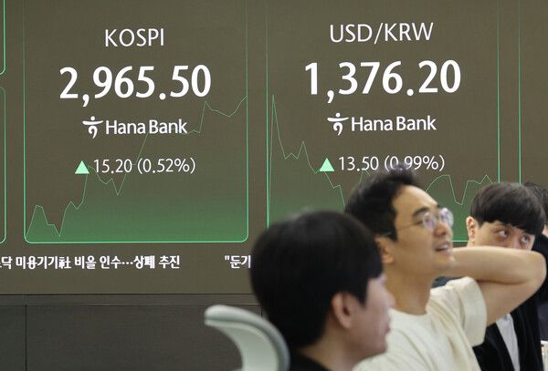 18일 서울 중구 하나은행 딜링룸 모습. [연합뉴스]