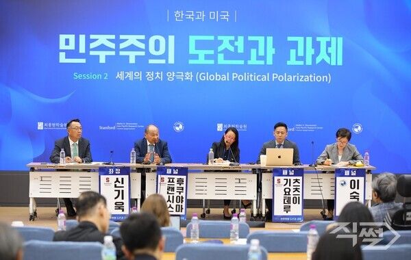 19일 국회의원회관에서 열린 최종현학술원, 스탠퍼드대 아시아태평양연구소, 인도태평양민주주의포럼이 공동 주최한 ‘민주주의미래포럼’에서 세션2 패널들이 토론하고 있다. 왼쪽부터 신기욱 스탠퍼드대 교수, 프랜시스 후쿠야마 스탠퍼드대 교수, 디디 쿠오 스탠퍼드대 센터 펠로우, 기요테루 츠츠이 스탠퍼드대 교수, 이숙종 성균관대 특임교수.