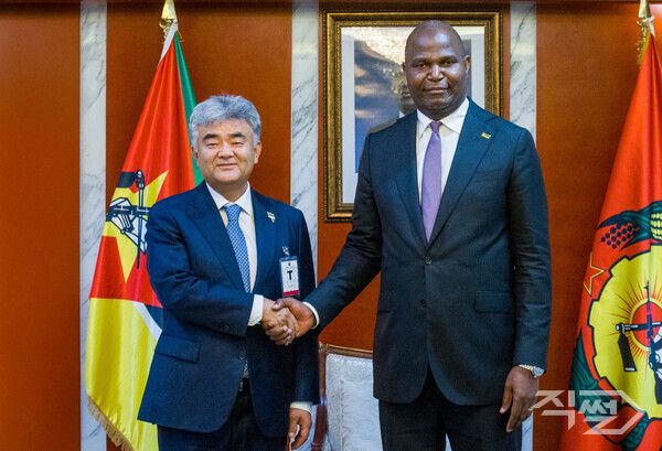 정원주 대우건설 회장(왼쪽)과 다니엘 챠포&nbsp;모잠비크 대통령이 기념사진을 촬영하고 있다. [대우건설]