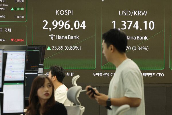 19일 서울 중구 하나은행 딜링룸 모습. [연합뉴스]