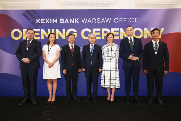수출입은행이 현지시각 지난 18일 폴란드 바르샤바에서 태준열 주 폴란드 대사 및 주요 관계기관 관계자들이 참석한 가운데 '수은 바르샤바 사무소 개소식'을 개최하고 정식 영업을 개시했다. 사진 정중앙 윤희성 수은 행장, 왼쪽에서 세 번째 태준열 주 폴란드 대사. [수출입은행]