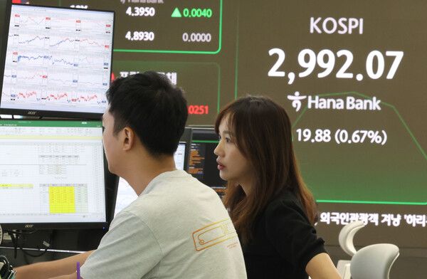 19일 서울 중구 하나은행 딜링룸 모습. [연합뉴스]