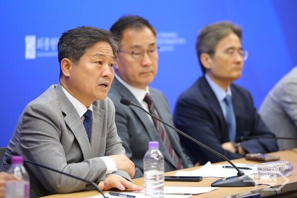 19일 국회의원회관에서 열린 최종현학술원, 스탠퍼드대 아시아태평양연구소, 인도태평양민주주의포럼이 공동 주최한 ‘민주주의미래포럼’에서 세션1 패널들이 토론하고 있다. 왼쪽부터 김영배 더불어민주당 의원, 최형두 국민의힘 의원, 김선혁 고려대 교수.