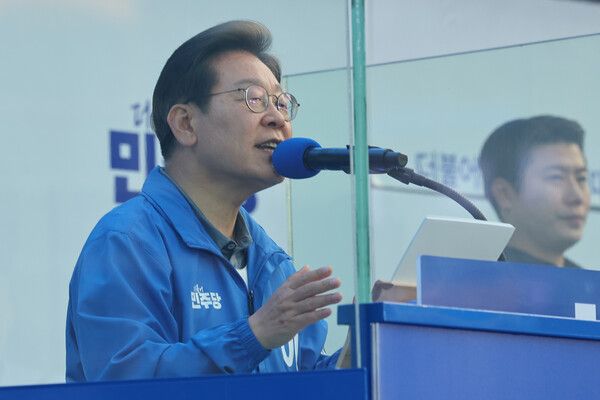 더불어민주당&nbsp;이재명&nbsp;대선 후보가 선거를 이틀 앞둔 1일 부산광역시 부산역광장에서 유세장을 가득 메운 시민들을 향해 지지를 호소하고 있다. [연합뉴스]