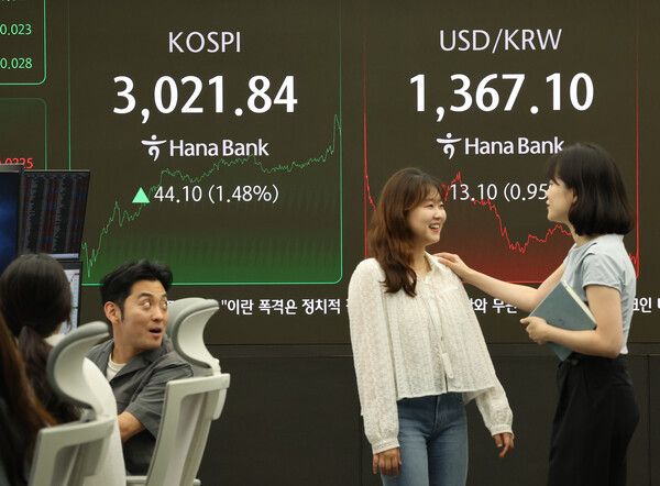 20일 서울 중구 하나은행 딜링룸 모습. [연합뉴스]