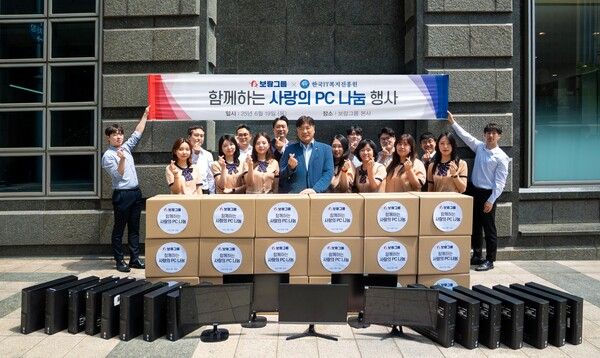 보람그룹은 사회 소외계층의 디지털 복지를 위해 사용 연한이 지난 사무용PC를 정기적으로 수거해 한국IT복지진흥원에 전달하기로 했다. 최진보 보람정보산업 이사(가운데)와 직원들이 기념촬영을 하고 있다. [보람그룹]