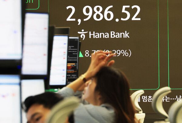 20일 서울 중구 하나은행 딜링룸 모습. [연합뉴스]