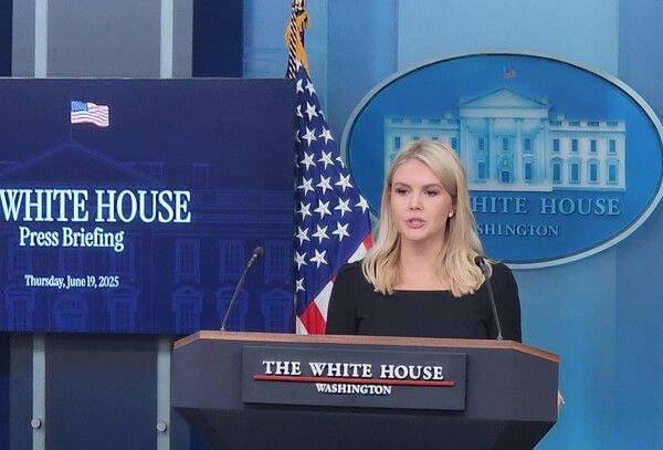 캐롤라인 레빗 미국 백악관 대변인 이 19일(현지시간) 백악관 브리핑룸에서 취재진과 문답을 주고받고 있다. [연합뉴스]