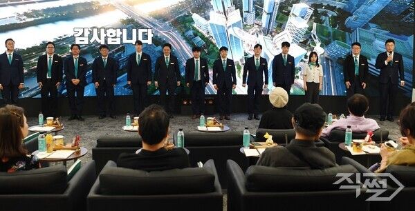 포스코이앤씨 직원들이 홍보관을 찾은 조합원들께 인사드리고 있다. [포스코이앤씨]