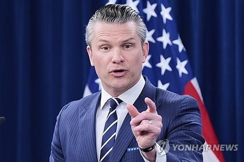 언론 브리핑하는 헤그세스 미 국방장관. [AP 연합뉴스]