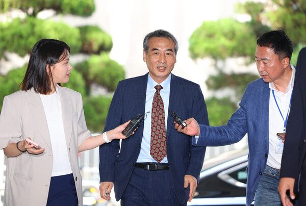 윤석열 전 대통령 부인 김건희 여사 관련 의혹을 수사하는 민중기 특별검사가 23일 서울 서초구 서초동에 마련된 임시 사무실로 출근하고 있다. [연합뉴스]