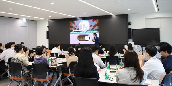 웰컴저축은행은 영업점 및 고객센터에서 근무하는 임직원 대상으로 고객응대 역량강화 교육을 진행했다. [웰컴저축은행]