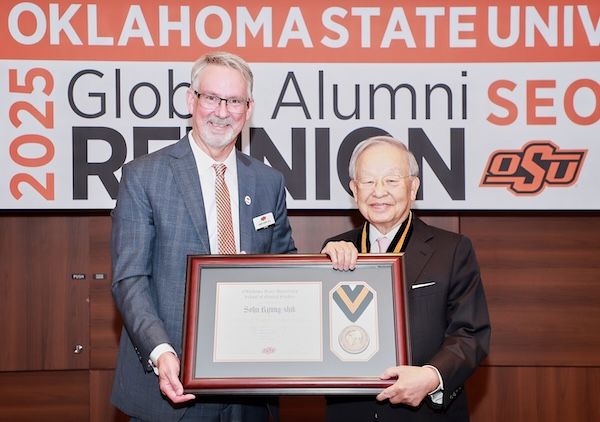 손경식 경총 회장(오른쪽)은 미국 오클라호마주립대 '헨리 베넷상'을 수상했다. [한국경영자총협회]
