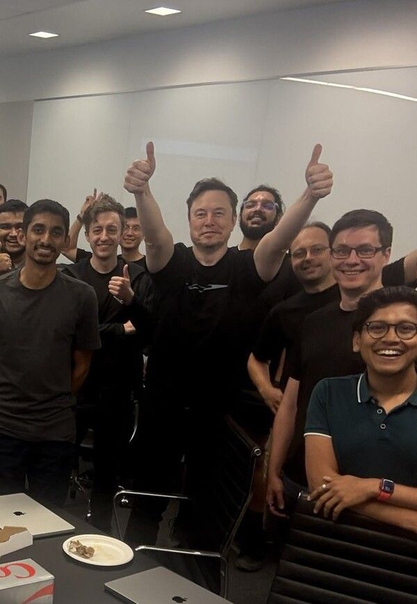 로보택시 팀과 시범 운행을 축하하는 머스크. [엑스 캡처]