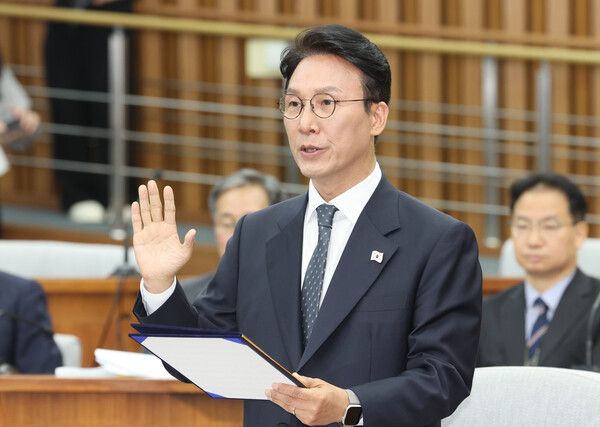 민석 국무총리 후보자가 24일 서울 국회에서 열린 인사청문회에서 선서하고 있다. [연합뉴스]