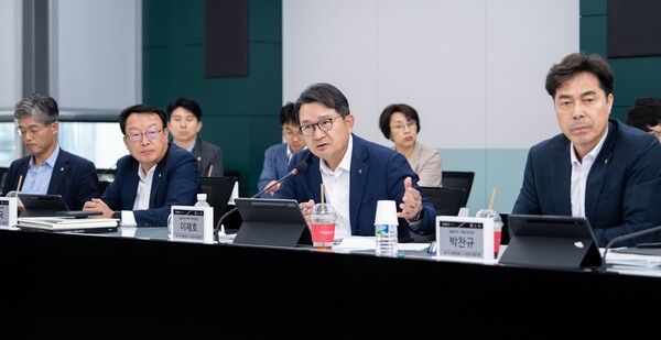 NH농협금융지주는 지난 23일 서울 중구 본사에서 이재호 전략기획부문 부사장(오른쪽에서 두 번째) 주재로 '2025년 제1차 신사업추진협의회'를 개최했다. [NH농협금융]