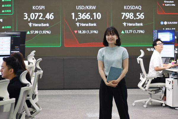 24일 서울 중구 하나은행 딜링룸 모습. [연합뉴스]