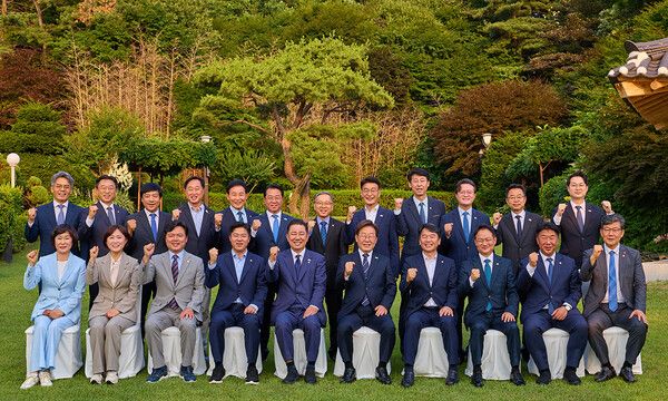 이재명 대통령이 23일 서울 한남동 관저에서 더불어민주당 김병기 원내대표(앞줄 왼쪽 다섯 번째)를 비롯한 여당 신임 원내지도부와 상견례를 겸한 만찬 자리에서 기념촬영을 하고 있다. [대통령실]