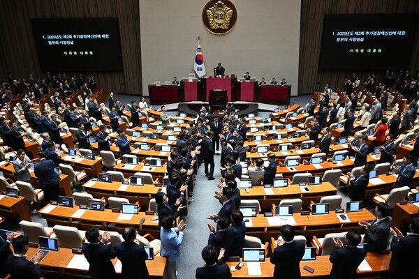 이재명 대통령이 26일 서울 여의도 국회 본회의장에서 정부의 2차 추가경정예산안 제출과 관련해 첫 시정연설을 하기 전 의원들과 인사하고 있다.