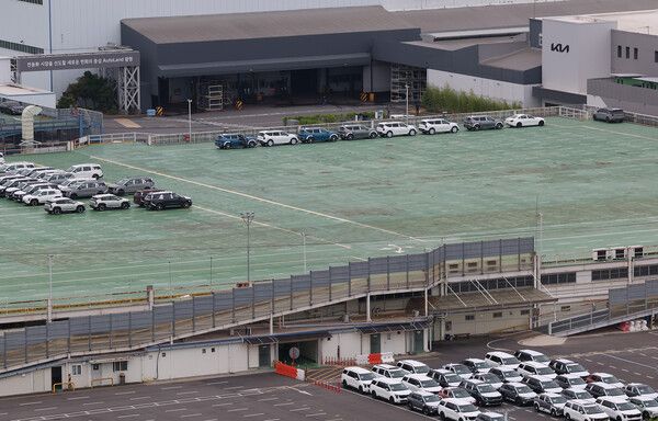 경기도 광명시 기아 오토랜드 광명에 출고 대기 중인 차량이 주차돼 있다. [연합뉴스]