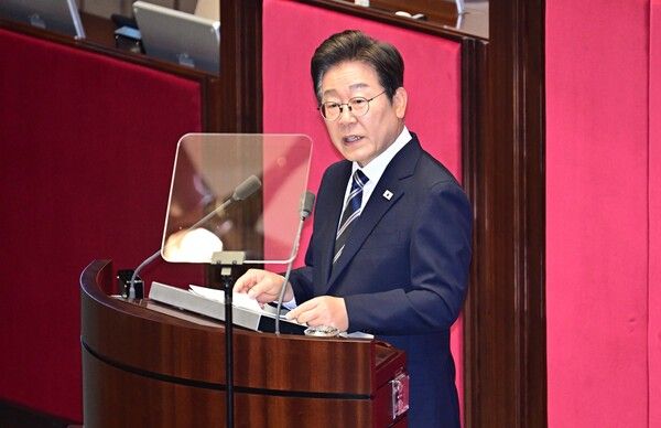 이재명 대통령이 26일 서울 여의도 국회 본회의장에서 정부의 2차 추가경정예산안 제출과 관련해 첫 시정연설을 하고 있다. [연합뉴스]