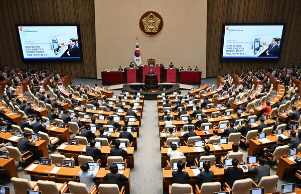 이재명 대통령이 26일 서울 여의도 국회 본회의장에서 정부의 2차 추가경정예산안 제출과 관련해 첫 시정연설을 하고 있다.
