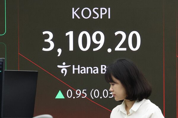 26일 서울 중구 하나은행 딜링룸 모습. [연합뉴스]