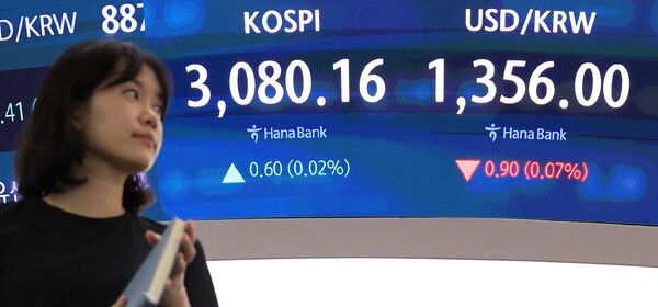 27일 서울 중구 하나은행 딜링룸 모습. [연합뉴스]