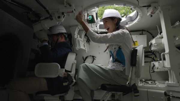 K9자주포 탑승 체험 중인 안현모. [방위사업청]