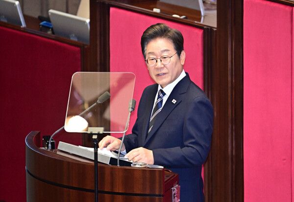 이재명 대통령이 26일 서울 여의도 국회 본회의장에서 정부의 2차 추가경정예산안 제출과 관련해 첫 시정연설을 하고 있다. [연합뉴스]