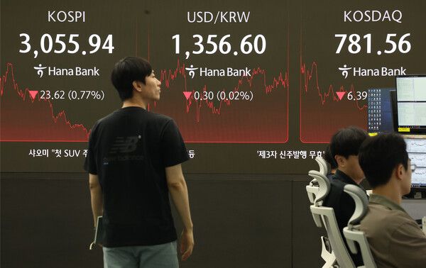 27일 서울 중구 하나은행 딜링룸 모습. [연합뉴스]