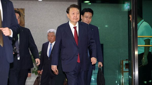 윤석열 전 대통령이 29일 새벽 서울 서초구 서울고등검찰청 청사에 마련된 내란특검 사무실에서 피의자 신분으로 조사를 마친 뒤 귀가하고 있다. [MBC 뉴스 화면 갈무리]